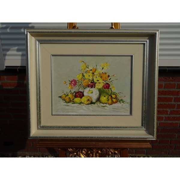 Mooi stilleven bloemen en fruit.